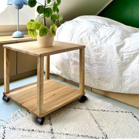 Sofabord - oljet eik 45x45 cm. med 4 svarte plasthjul