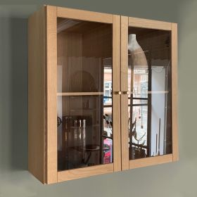 Vitrineskap i eik med glasdøren (70x70x19 cm.)